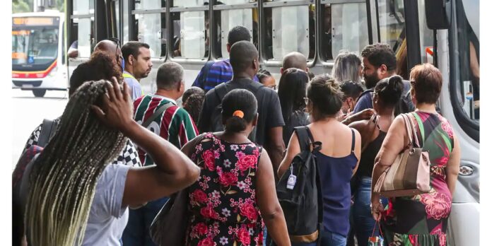 numero-dos-que-procuram-emprego-ha-mais-de-2-anos-cai-17,8%,-diz-ibge