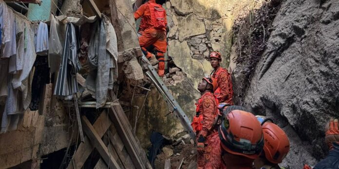 bombeiros-resgatam-17-pessoas-de-casarao-que-desabou-no-rio bombeiros-resgatam-17-pessoas-de-casarao-que-desabou-no-rio