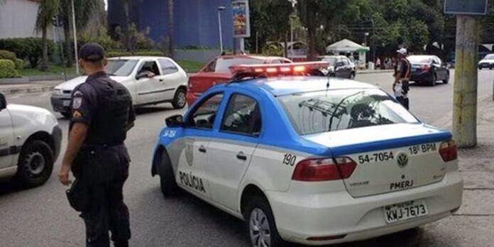 dois-sargentos-da-pm-do-rio-foram-presos-por-ajudar-crime-organizado dois-sargentos-da-pm-do-rio-foram-presos-por-ajudar-crime-organizado