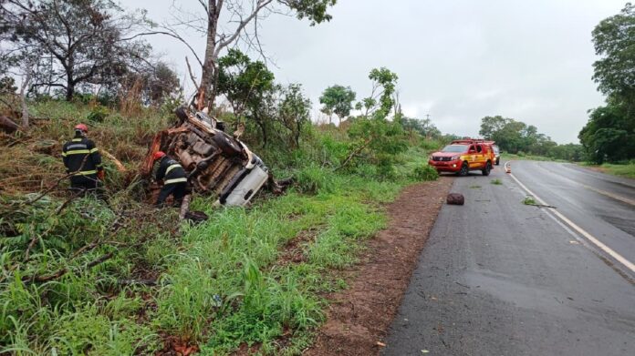 motorista-morre-apos-sair-da-pista-em-curva-da-br-153-e-capotar motorista-morre-apos-sair-da-pista-em-curva-da-br-153-e-capotar