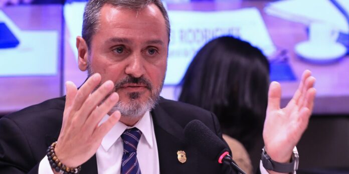 diretor-diz-que-pf-nao-mede-“estatura-politica”-ao-investigar-emendas
