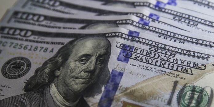 dolar-aproxima-se-de-r$-5,60-com-remessas-de-empresas-ao-exterior