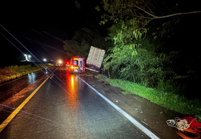 mulher-gravida-e-dois-filhos-morrem-apos-acidente-entre-carro-e-caminhao-na-br-153