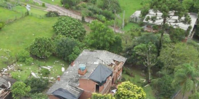 tornado-destelha-escola-e-residencias-no-rio-grande-do-sul