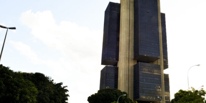 juros-do-credito-pessoal-e-cartao-rotativo-avancam-para-as-familias