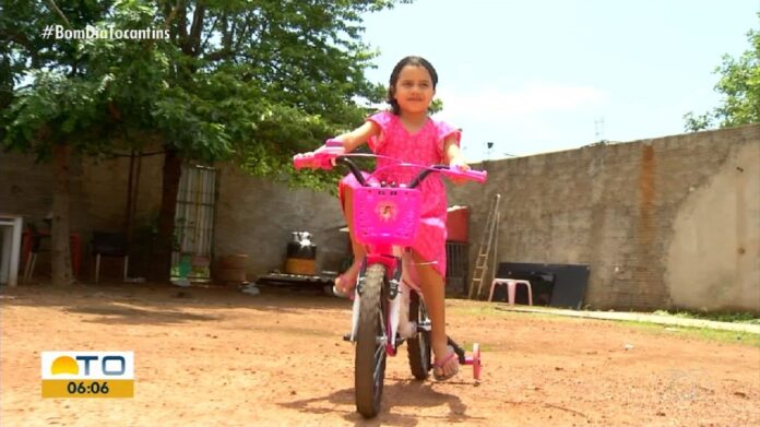 menina-que-levou-tiro-na-cabeca-volta-a-brincar-e-andar-de-bicicleta:-‘um-grande-milagre-‘,-diz-mae