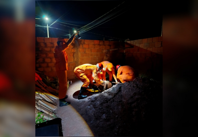 jovens-caem-em-poco-com-agua-de-6-metros,-se-seguram-em-cabo-de-energia-e-sobrevivem