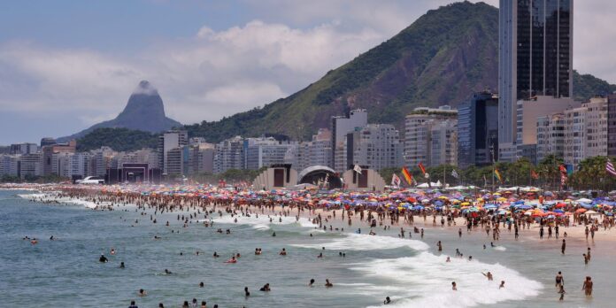 bombeiros-fizeram-1.167-salvamentos-em-dois-dias-na-orla-do-rio