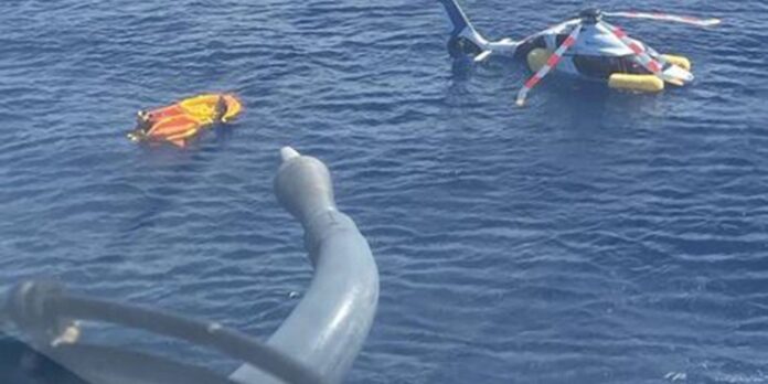 helicoptero-faz-pouso-forcado-no-mar-em-cabo-frio