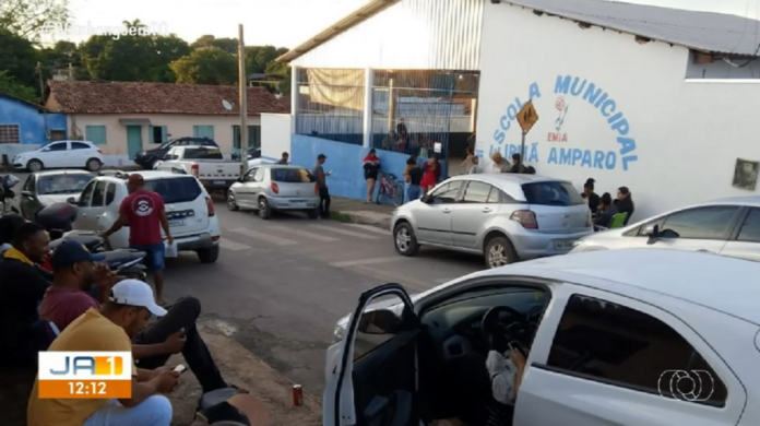 pais-dormem-em-fila-para-garantir-matriculas-de-filhos-no-interior-do-tocantins; video