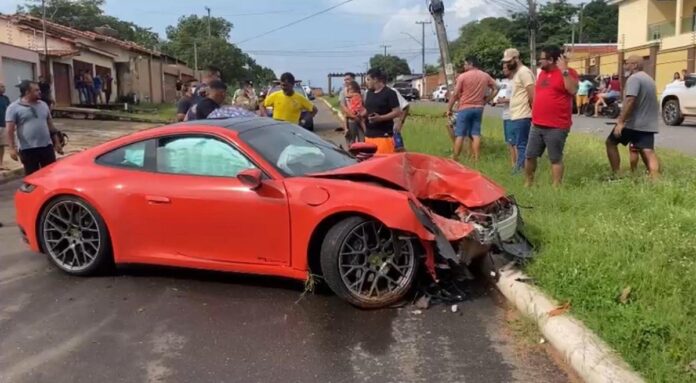porsche-de-mais-de r$-700 mil-fica-destruido-apos-motorista-bater-em-poste-no-tocantins
