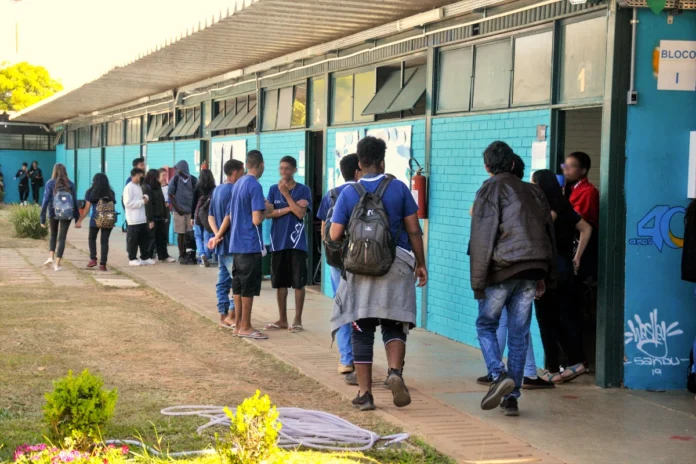 ondas-de-calor-aumentam-chances-de-abandono-no-ensino-medio-publico