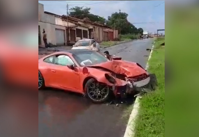 porsche-de-mais-de-r$-700-mil-que-perdeu-o-controle-e-bateu-em-poste-teve-perda-total,-diz-dono