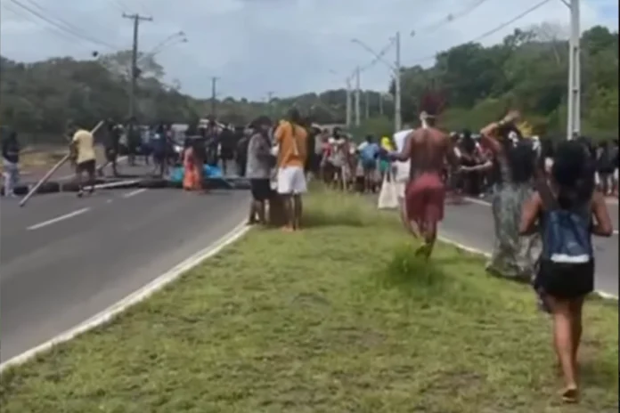 indigenas-bloqueiam-acesso-a-aeroporto-de-santarem-contra-dragagem-do-tapajos