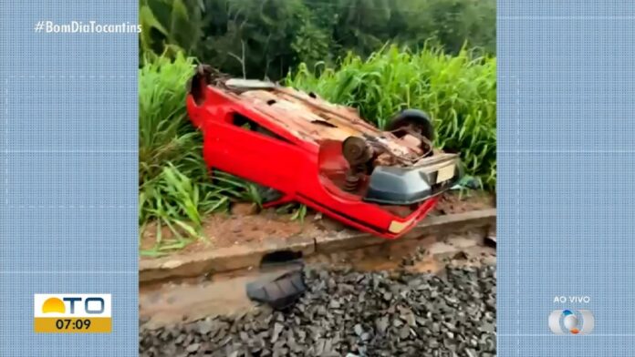 carro-fica-destruido-apos-enguicar-em-cima-da-ferrovia-norte-sul-e-ser-arrastado-por-trem;-video