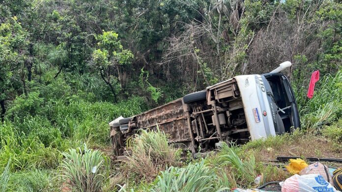 veja-o-que-se-sabe-sobre-acidente-que-deixou-um-morto-e-29-feridos-apos-onibus-tombar-na-br-153