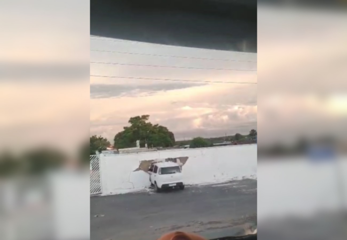 carro-passa-direto-em-curva-e-fica-atravessado-em-muro-de-cemiterio-no-tocantins