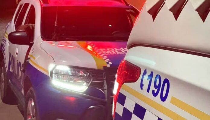 jovem-e-encontrado-morto-com-marca-de-tiro-na-cabeca-em-terreno-baldio,-diz-pm