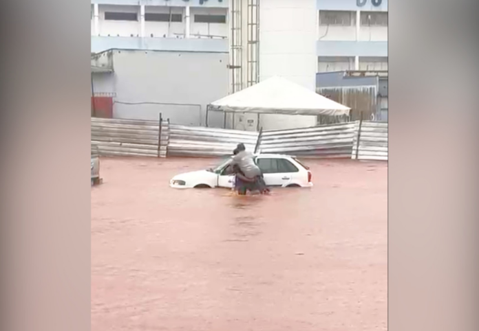 motorista-e-socorrido-por-jovens-apos-ficar-preso-em-carro-durante-alagamento-no-tocantins;-video