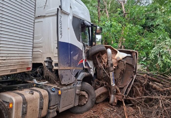 motorista-de-caminhonete-morre-apos-se-envolver-em-acidente-com-caminhao-na-br-153