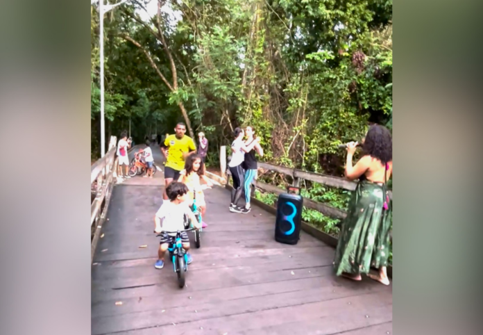 cantora-faz-‘blitz’-com-caixa-de-som-em-pista-de-caminhada-e-frequentadores-caem-na-danca;-assista