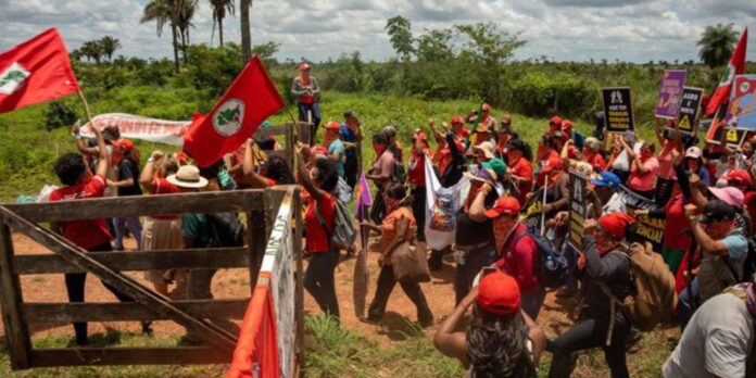 contra-violencia-e-por-reforma-agraria,-mulheres-do-mst-ocupam-terras