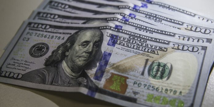 dolar-cai-a-r$-5,20-com-melhora-do-cenario-externo