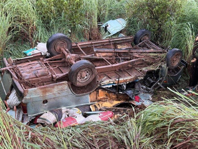 duas-pessoas-morrem-apos-furgao-carregado-de-sementes-capotar-em-rodovia-do-tocantins