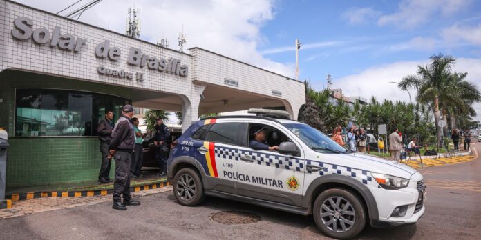 bolsonaro-recebe-alta-e-chega-em-casa-para-cumprir-prisao-domiciliar bolsonaro-recebe-alta-e-chega-em-casa-para-cumprir-prisao-domiciliar