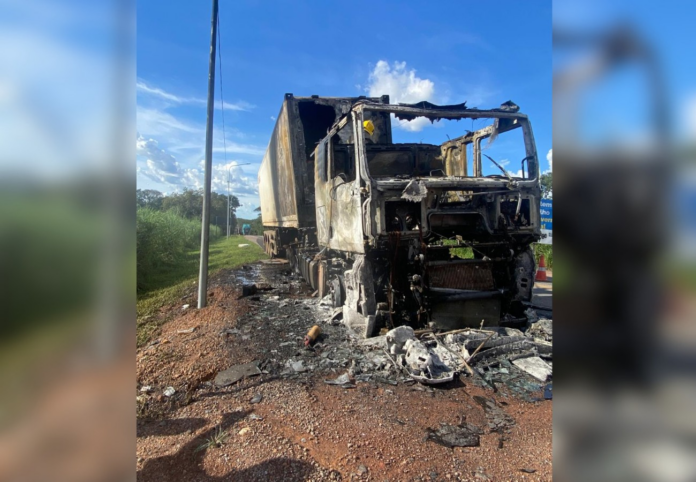 caminhao-com-28-toneladas-de-carne-pega-fogo-na-br-153-no-tocantins