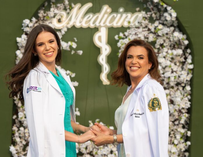 mae-e-filha-estudaram-juntas-para-passar-em-medicina-e-agora-dividem-a-mesma-sala-de-aula mae-e-filha-estudaram-juntas-para-passar-em-medicina-e-agora-dividem-a-mesma-sala-de-aula