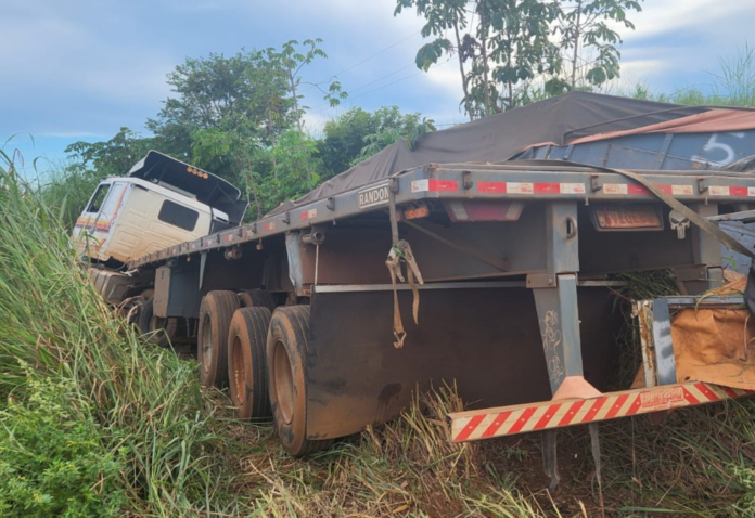 acidente-entre-caminhoes-deixa-um-morto-e-carga-espalhada-na-to-455