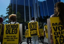 Assembleia da Petrobras é marcada por protestos por transição energética assembleia-da-petrobras-e-marcada-por-protestos-por-transicao-energetica
