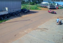 Motociclista é arremessado após bater em carro em cruzamento de Gurupi; VÍDEO motociclista-e-arremessado-apos-bater-em-carro-em-cruzamento-de-gurupi;-video