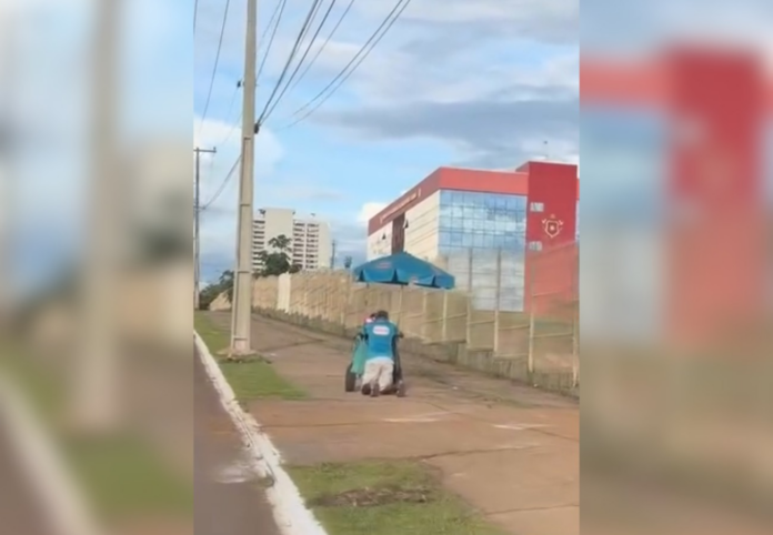mulher-filma-vendedor-de-sorvete-de-joelhos-com-carrinho-e-se-emociona:-‘era-sobre-fe’;-video mulher-filma-vendedor-de-sorvete-de-joelhos-com-carrinho-e-se-emociona:-‘era-sobre-fe’;-video