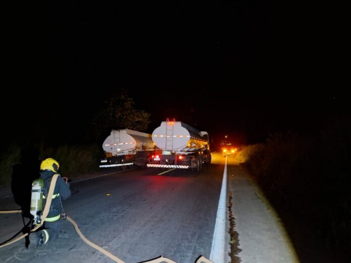 br-153-e-interditada-apos-acidente-com-caminhao-de-combustivel-no-norte-do-tocantins