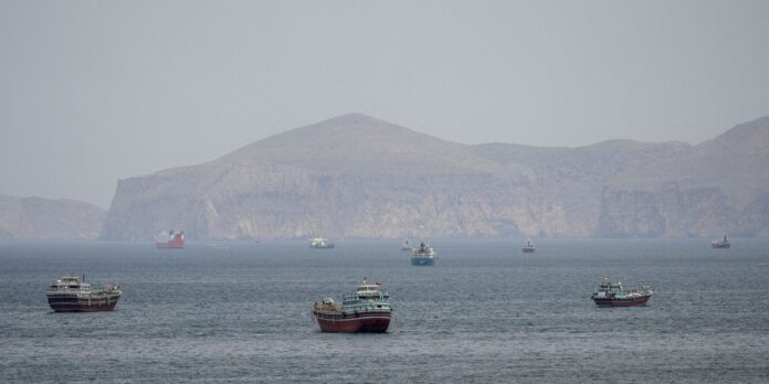 misseis-atingem-navio-de-guerra-dos-eua-que-tentava-entrar-em-ormuz