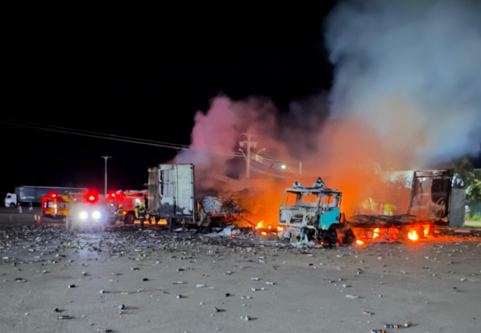 carretas-ficam-destruidas-apos-incendio-em-posto-de-combustivel-no-to;-video