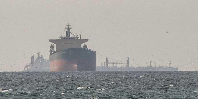 ira-nega-passagem-de-navios-dos-eua-por-ormuz-e-petroleo-dispara