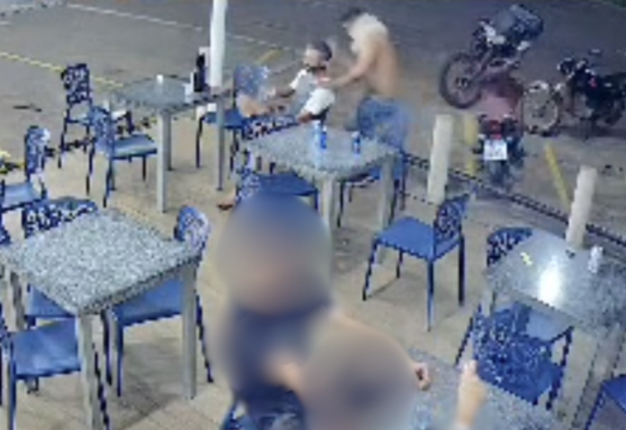 video-mostra-momento-em-que-homem-e-morto-a-facadas-no-to;-pm-atira-para-afastar-suspeito