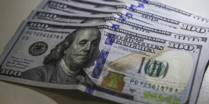 dolar-fecha-abaixo-de-r$-4,90-pela-primeira-vez-em-28-meses