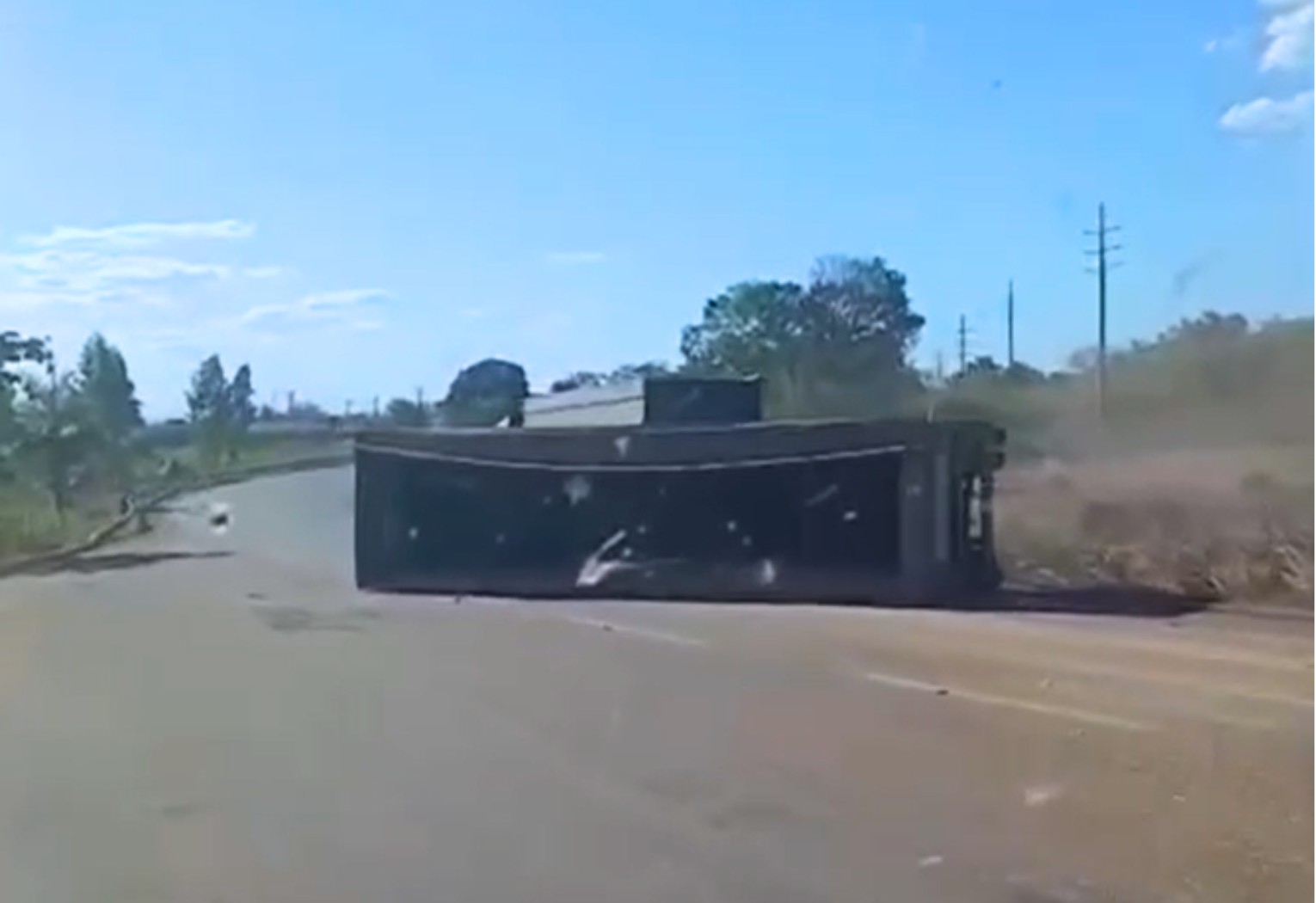 Carreta carregada de milho tomba após motorista tentar ultrapassagem na BR-010; VÍDEO carreta-carregada-de-milho-tomba-apos-motorista-tentar-ultrapassagem-na-br-010;-video