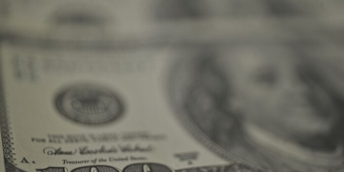 dolar-recua,-bolsa-cai-e-petroleo-dispara-com-tensao-no-oriente-medio