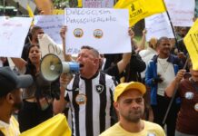 Camelôs protestam contra programa da prefeitura no Rio camelos-protestam-contra-programa-da-prefeitura-no-rio