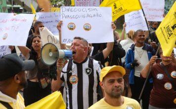 Camelôs protestam contra programa da prefeitura no Rio camelos-protestam-contra-programa-da-prefeitura-no-rio