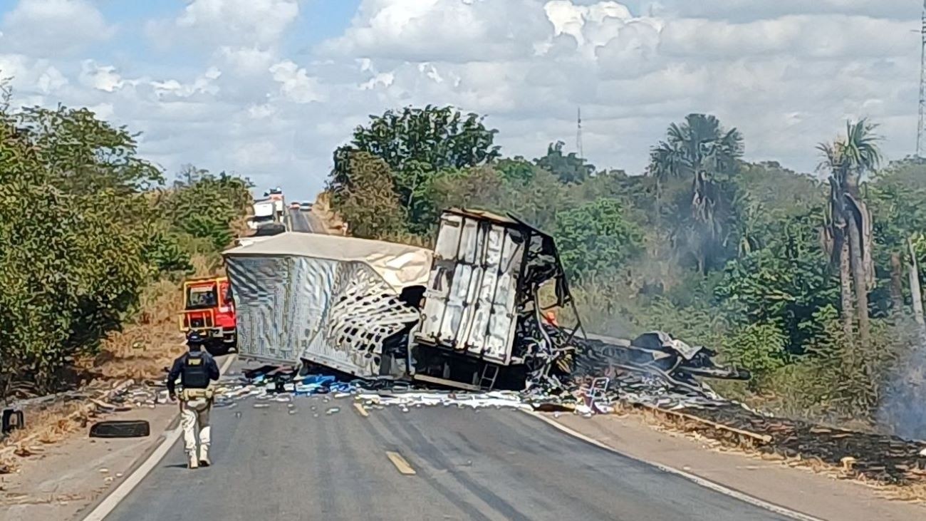 Acidente entre carretas deixa mortos e bloqueia BR-153 em Colinas do Tocantins acidente-entre-carretas-deixa-mortos-e-bloqueia-br-153-em-colinas-do-tocantins