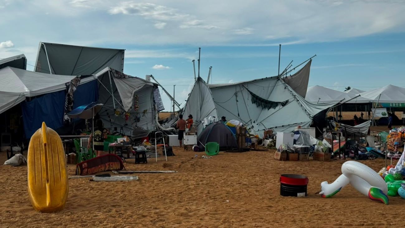 Temporal derruba barracas e assusta turistas em praia no Tocantins temporal-derruba-barracas-e-assusta-turistas-em-praia-no-tocantins