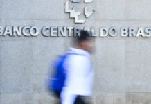 Juros das famílias seguem elevados e chegam a 64% ao ano, diz BC juros-das-familias-seguem-elevados-e-chegam-a-64%-ao-ano,-diz-bc