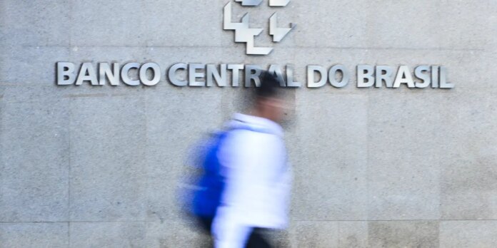 juros-das-familias-seguem-elevados-e-chegam-a-64%-ao-ano,-diz-bc juros-das-familias-seguem-elevados-e-chegam-a-64%-ao-ano,-diz-bc