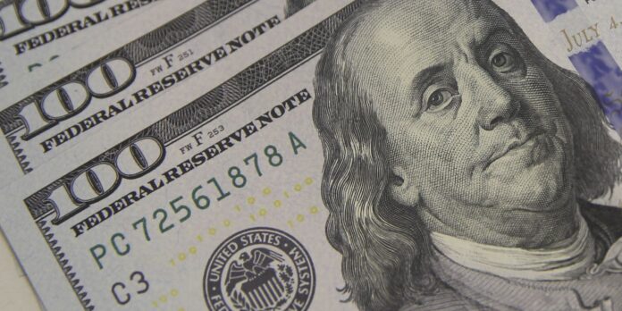 dolar-cai-ao-menor-nivel-em-quase-dois-meses,-com-alivio-externo